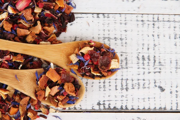 Té seco aromático sobre fondo de madera —  Fotos de Stock