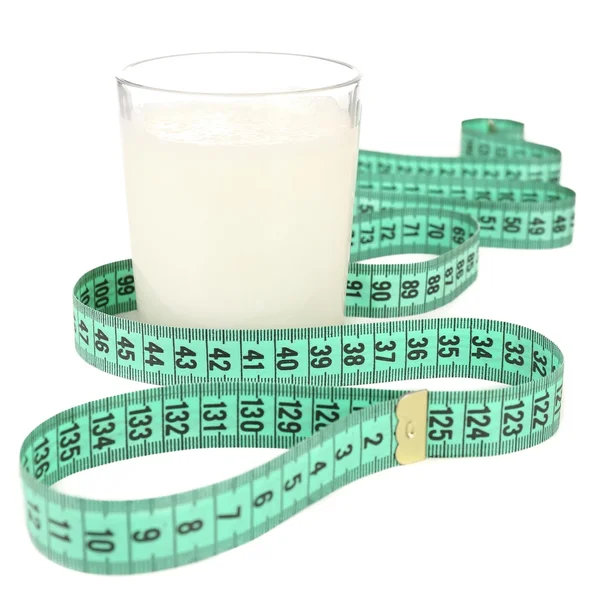 Copo de leite com fita métrica isolado em branco — Fotografia de Stock