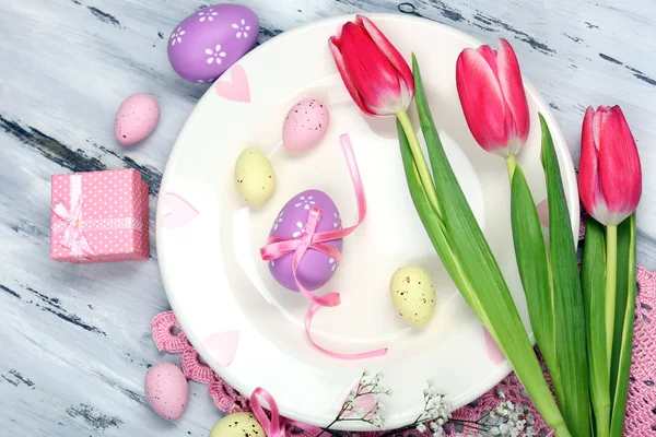 Mesa de Pascua con tulipanes y huevos —  Fotos de Stock