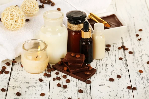 Bela configuração de spa de chocolate na mesa de madeira close-up — Fotografia de Stock