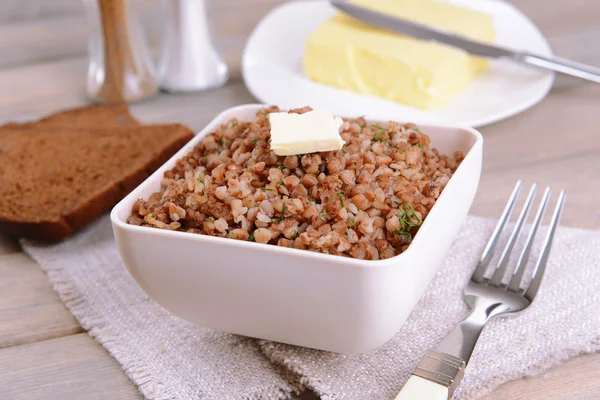 Boiled buckwheat in bowl on table close-up — Stock Photo, Image