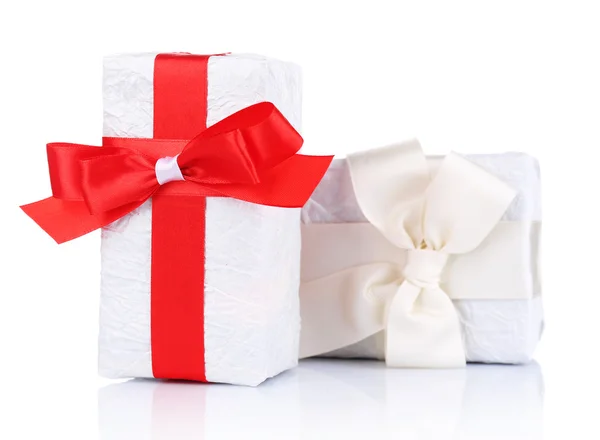 Bellissimi regali con nastri, isolati su bianco — Foto Stock