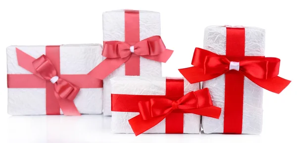 Beaux cadeaux avec rubans rouges, isolés sur blanc — Photo