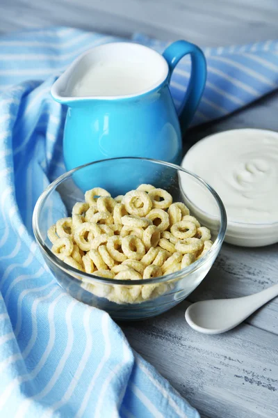 Yogur casero y deliciosos cereales en tazón sobre fondo de mesa de madera —  Fotos de Stock