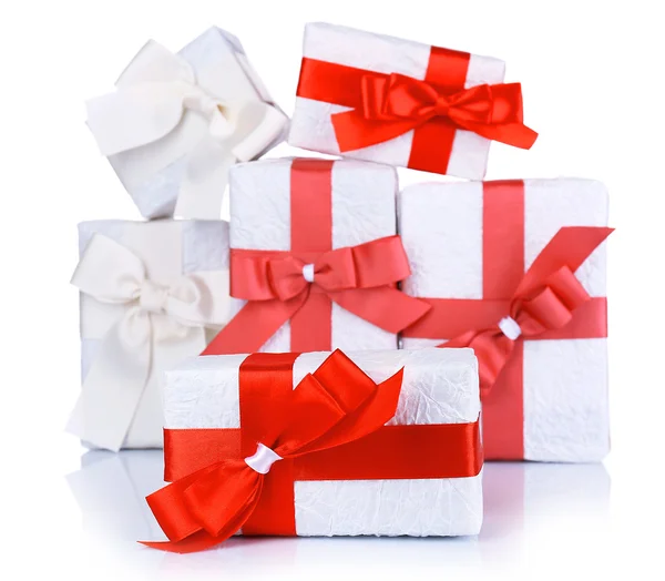 Schöne Geschenke mit roten Bändern, isoliert auf weiß — Stockfoto