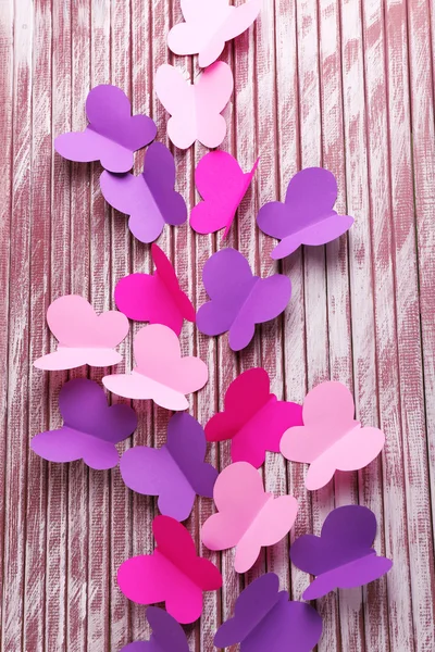 Papel cortado mariposas, sobre fondo de madera — Foto de Stock