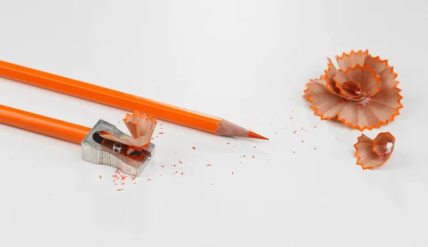 Pennor och penna spån, isolerad på vit — Stockfoto
