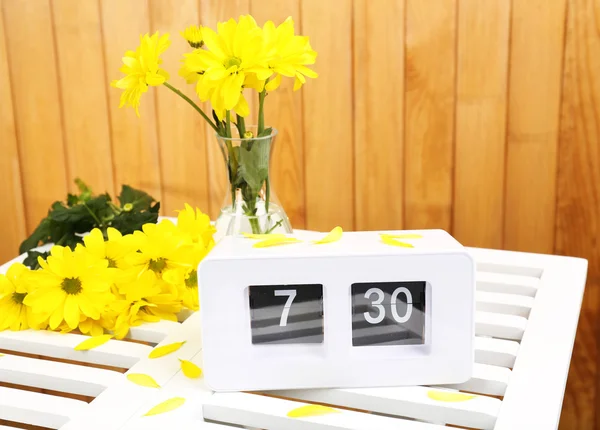 Reloj despertador digital en la mesa, sobre fondo de madera — Foto de Stock