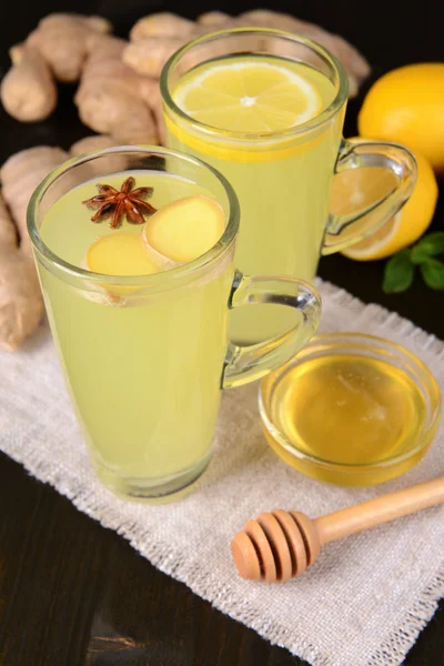 Egészséges gyömbér tea citrom és méz a táblázat közelről — Stock Fotó