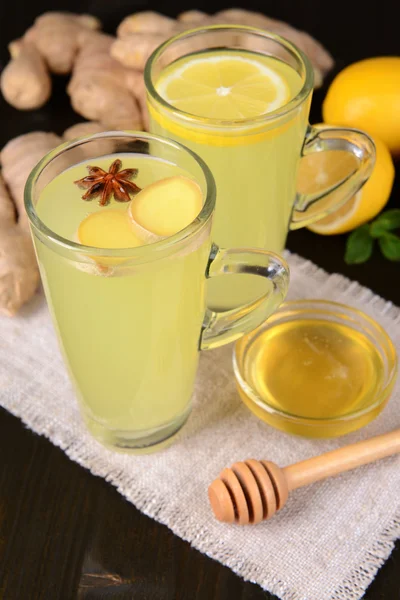 Tè allo zenzero sano con limone e miele in tavola primo piano — Foto Stock