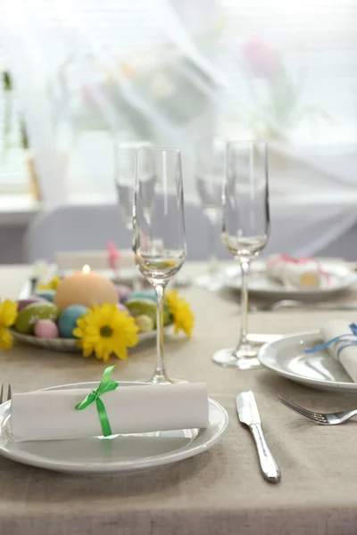 Kaunis loma Pääsiäinen pöydän asettaminen — kuvapankkivalokuva