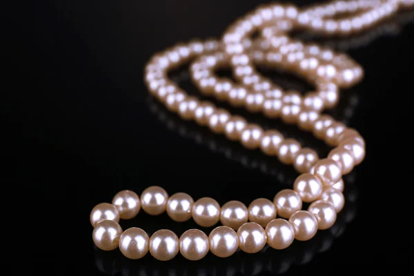 Hermosas perlas sobre fondo negro — Foto de Stock