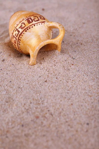 Ânfora de cerâmica grega na areia, close-up — Fotografia de Stock