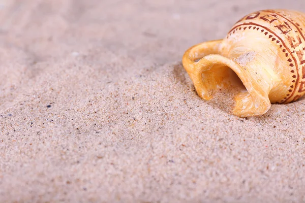 모래에 앰 그리스 세라믹 포 라 가까이 — 스톡 사진