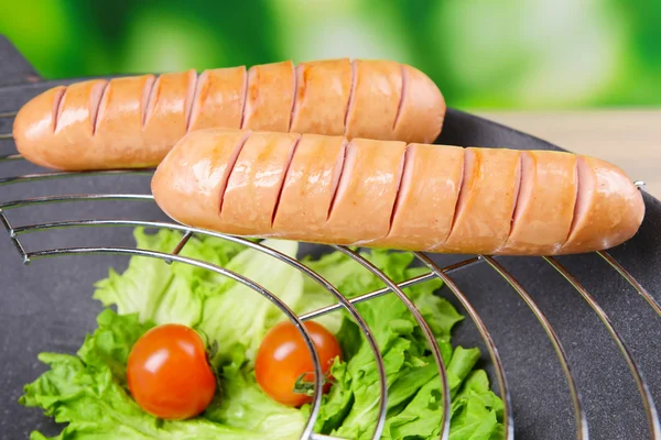 Grillwurst im Wok auf hellem Hintergrund — Stockfoto