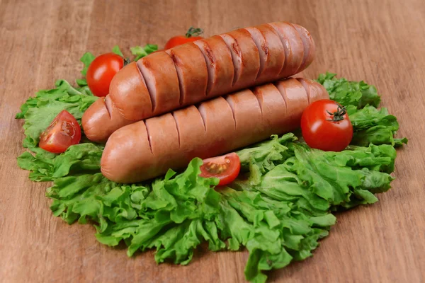 Salsicha grelhada em close-up de mesa — Fotografia de Stock