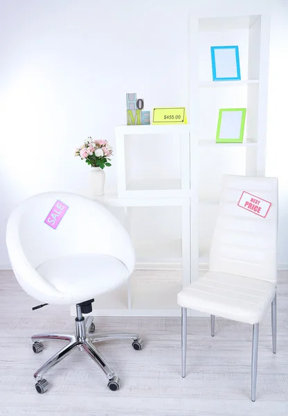Nuevos muebles blancos con precios sobre fondo claro —  Fotos de Stock