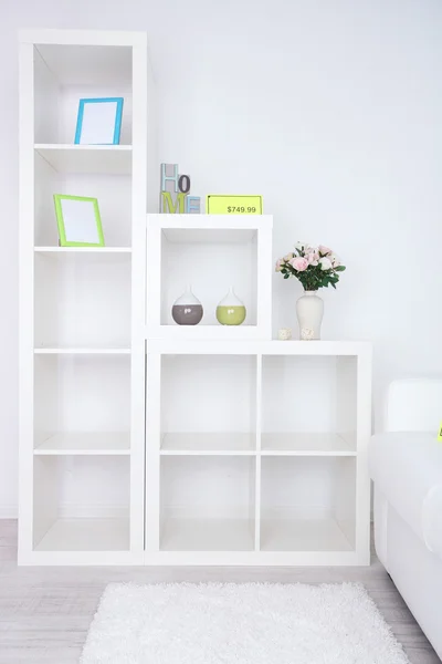 Novo mobiliário branco com preço no fundo claro — Fotografia de Stock