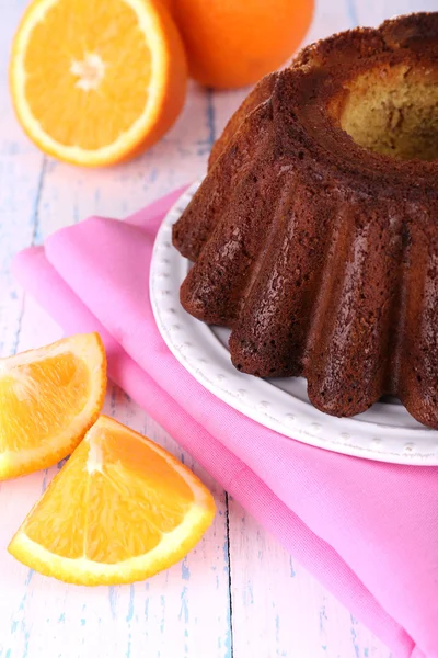 Gustosa torta fatta in casa con arance sul tavolo primo piano — Foto Stock