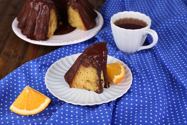 Stuk van heerlijke taart met sinaasappelen op tabel close-up — Stockfoto
