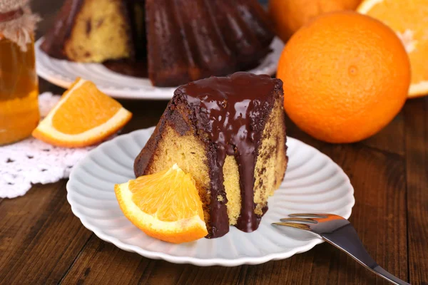 Pezzo di torta deliziosa con arance sul tavolo primo piano — Foto Stock