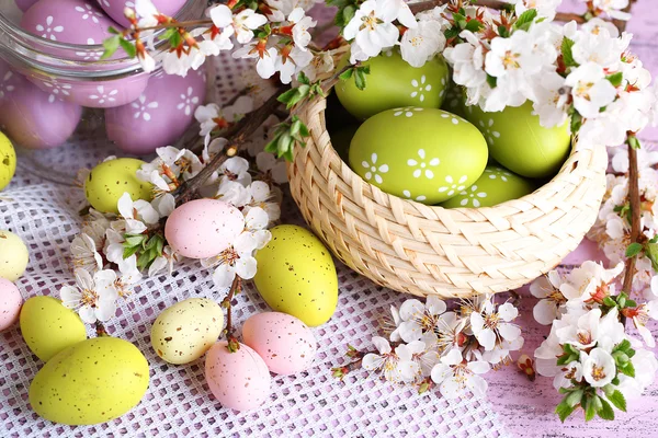 Composition with Easter eggs and blooming branches, close-up — Stock Photo, Image