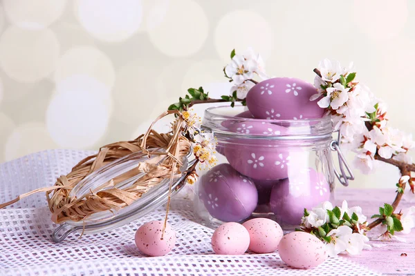 Açık renkli Paskalya yumurtaları cam kavanoz ve çiçeklenme ile kompozisyon şubeleri — Stok fotoğraf