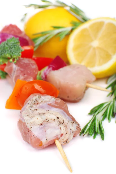 Raw pork kebab with lemon close up — Stock Photo, Image