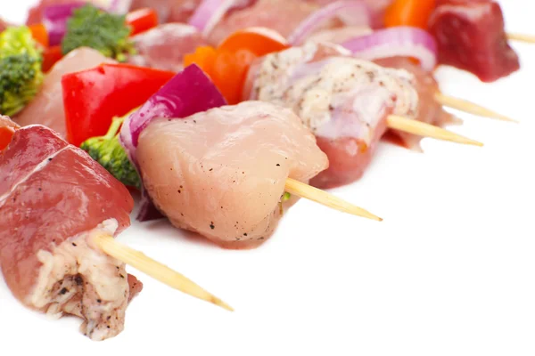 Kebab de cerdo crudo con verduras de cerca —  Fotos de Stock