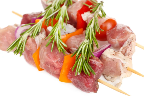 Kebab de cerdo crudo de cerca —  Fotos de Stock