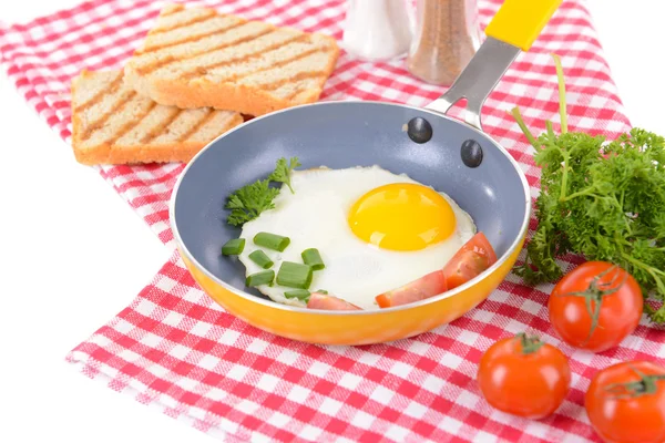 Jajecznica i boczek na patelni na stół szczegół — Zdjęcie stockowe