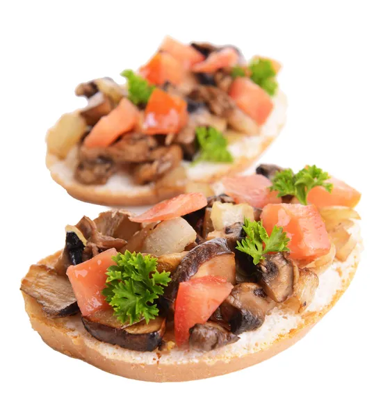 Pyszne bruschetta z grzybami na białym tle — Zdjęcie stockowe