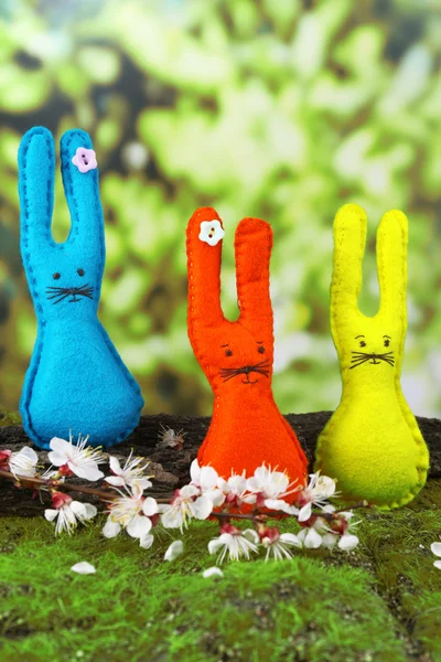Divertidos conejos de Pascua hechos a mano sobre hierba verde — Foto de Stock