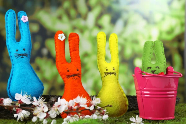 Divertidos conejos de Pascua hechos a mano sobre hierba verde — Foto de Stock