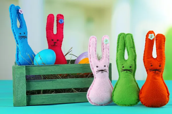 Samenstelling met grappige handgemaakte Pasen konijnen — Stockfoto