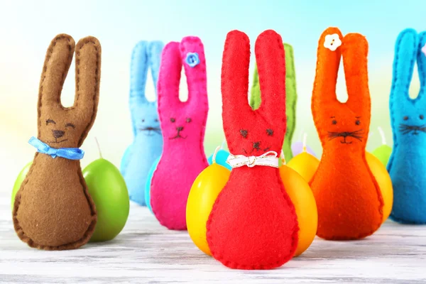 Composição com coelhos de Páscoa artesanais engraçados — Fotografia de Stock