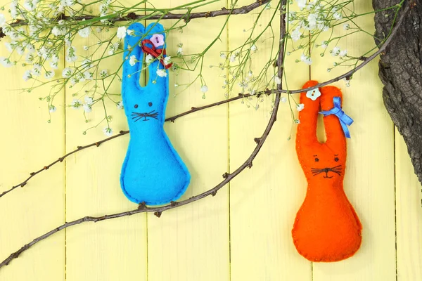 Composición con divertidos conejos de Pascua hechos a mano sobre fondo de madera — Foto de Stock