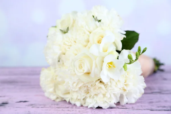 Beau bouquet de mariage sur table sur fond lumineux — Photo