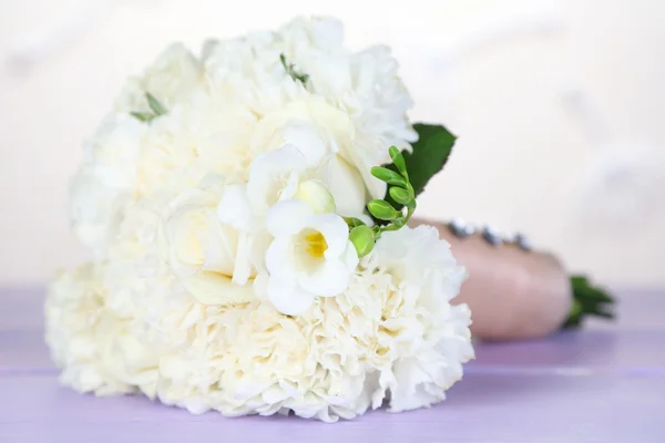 Beautiful wedding bouquet on light background — Stock Photo, Image