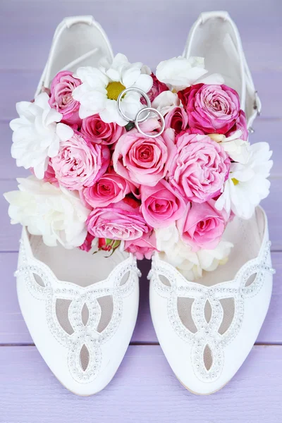 美しい結婚式のブーケや靴は木製の背景 — ストック写真