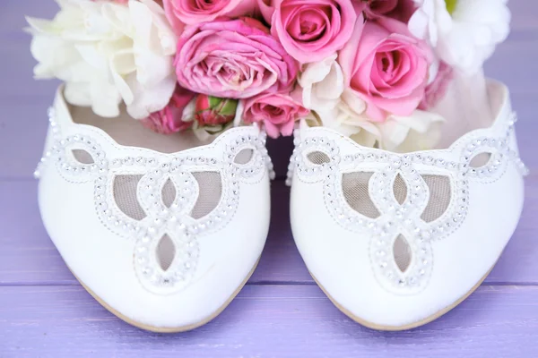 美しい結婚式のブーケや靴は木製の背景 — ストック写真