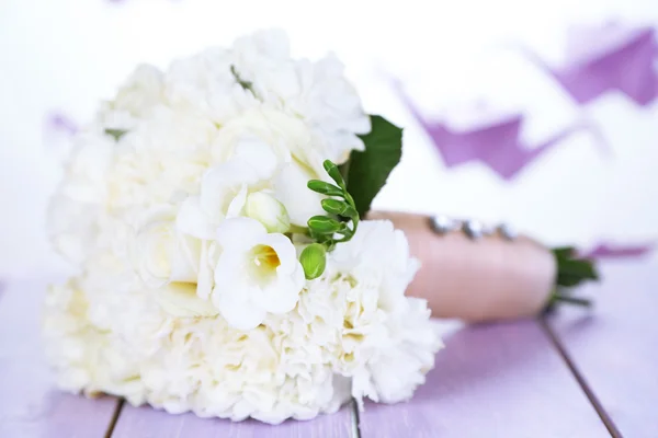 Красивый свадебный букет на столе на ярком фоне — стоковое фото