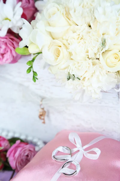 Vackra bröllop sammansättning med blommor på nära håll — Stockfoto