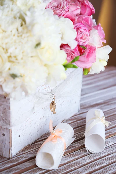 Schöne Hochzeitsblumen in der Kiste auf dem Tisch aus nächster Nähe — Stockfoto