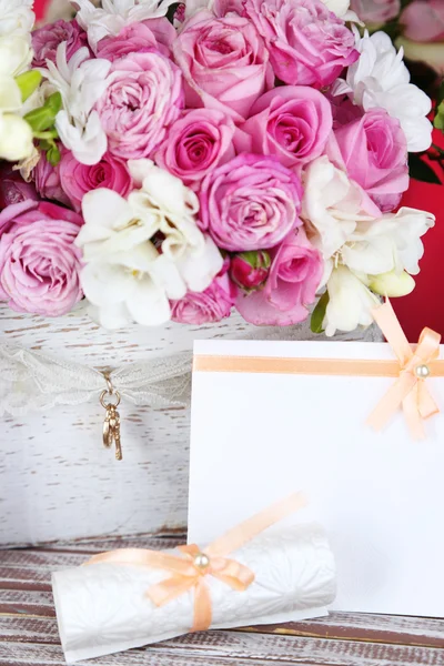 Schöne Hochzeitsblumen in der Kiste auf dem Tisch aus nächster Nähe — Stockfoto