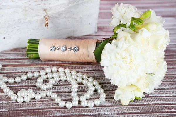 Belo buquê de casamento em fundo de madeira — Fotografia de Stock