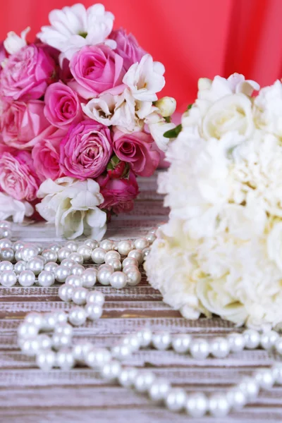 Belos buquês de casamento na mesa sobre fundo de tecido — Fotografia de Stock