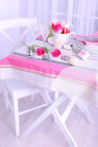 밝은 배경에서 아름 다운 봄 테이블 설정 — 스톡 사진