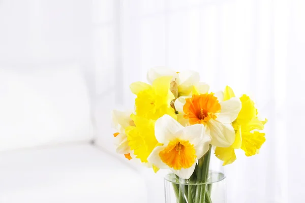 Vackra våren blommor i vas på heminredning bakgrund — Stockfoto