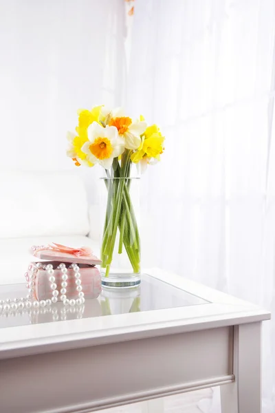 ดอกไม้ฤดูใบไม้ผลิที่สวยงามในแจกันบนพื้นหลังภายในบ้าน — ภาพถ่ายสต็อก